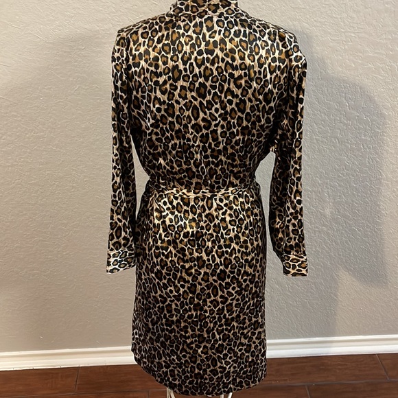 Ambrielle Robe - Picture 3 of 7